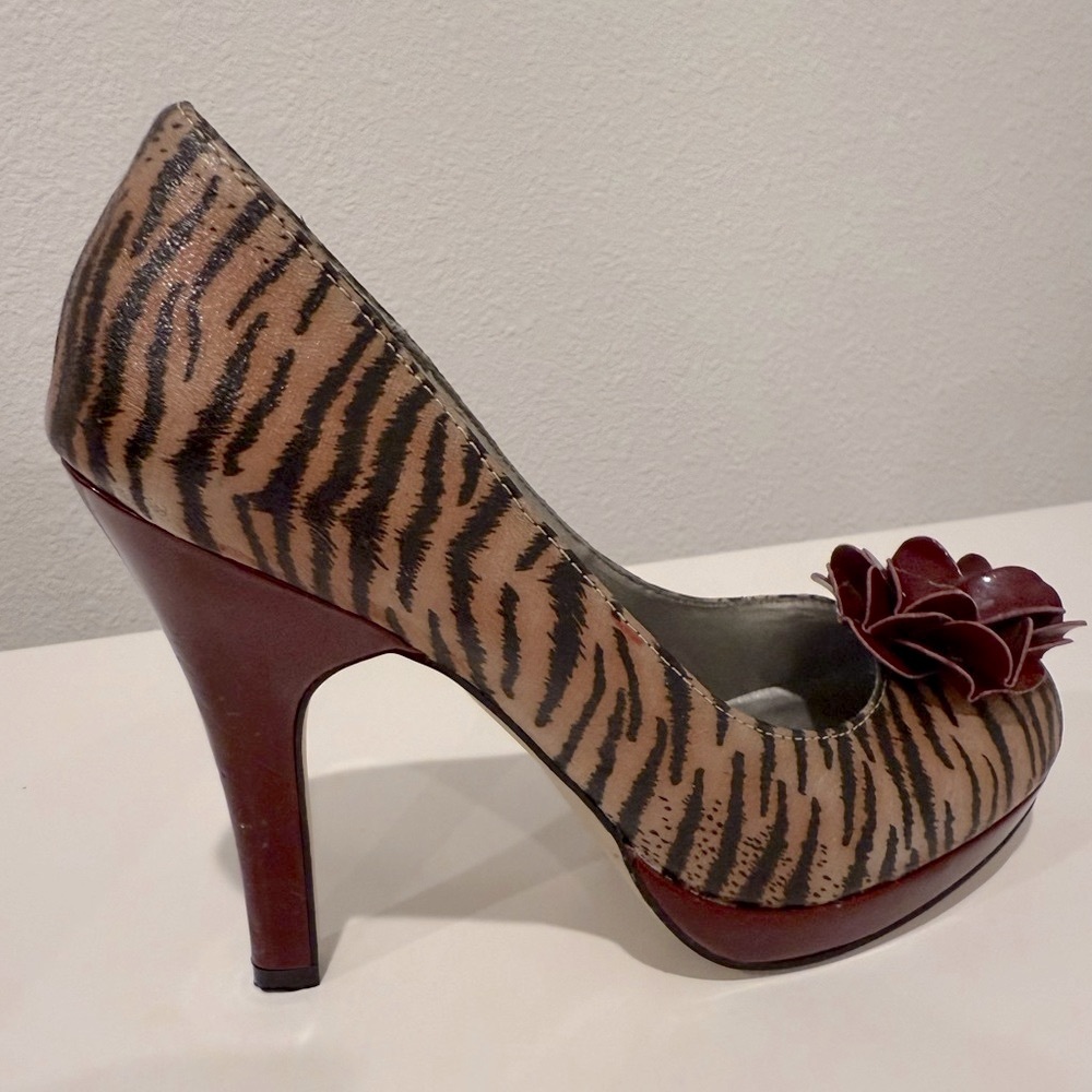 👠 Madden Girl Tiger Print & Burgundy Patent Leather Heels - Picture 8 of 12